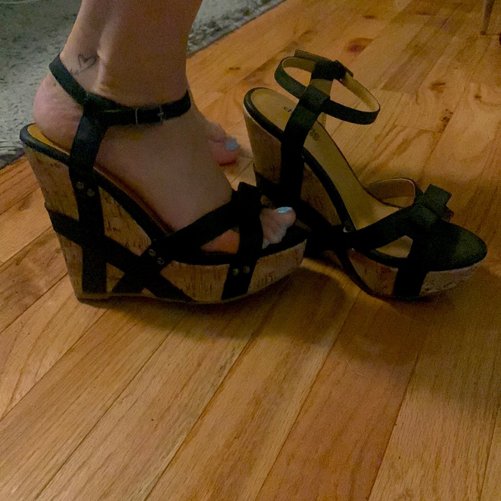 LAST CHANCE!! Black wedge with bow and cork detail